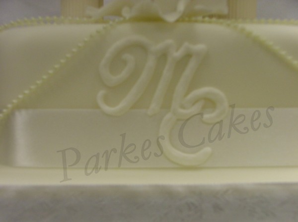 ivory wedding cake monogram (600 x 448)